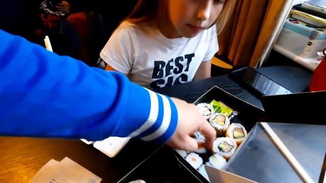 Первый раз пробую  Суши/ First Time Trying Sushi