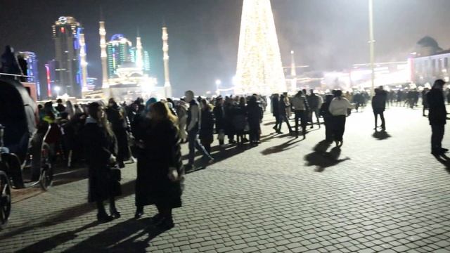 НОВЫЙ ГОД 2022 В ЧЕЧЕНСКОЙ РЕСПУБЛИКЕ. г. ГРОЗНЫЙ, АРГУН. НОВОГОДНИЙ САЛЮТ В ГРОЗНОМ. смотреть онлайн