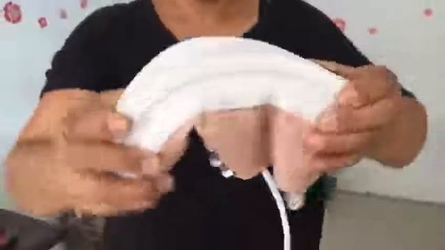 Мастер показывает качество подошвы. смотреть онлайн