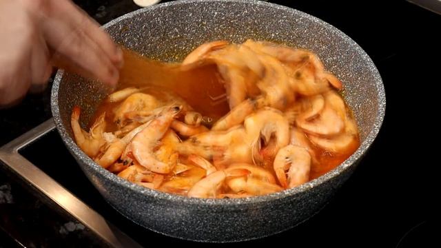 ? ЖАРЕНЫЕ КРЕВЕТКИ с потрясающим вкусом! Как приготовить жареные королевские креветки. смотреть онлайн