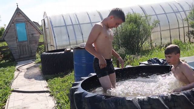 VLOG 11июня 2022г.Первое купание в этом году. Дети купаются в колесе и на карьерах.Уборка в дровник смотреть онлайн