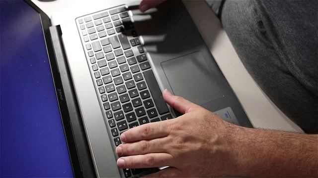 Dell Inspiron 17-5000 Battery Replacement and Surprise Hinge Mount Repair - Jody Bruchon смотреть онлайн