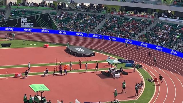 Kirani James out runs Quincy Hall in the men’s 400 meter in Eugene смотреть онлайн