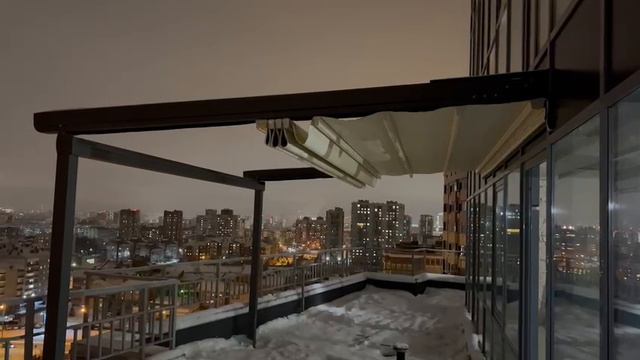 Автоматическая тентовая пергола Деколайф с подсветкой на террасе многоэтажного дома смотреть онлайн