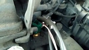 Если машина сама газует на холостом ходу - проверьте датчик температуры