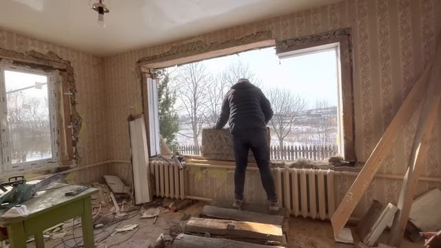 СОСЕДИ В УЖАСЕ - ОН ЖЕ РУХНЕТ! ВЫПИЛИЛ ОГРОМНОЕ ОКНО В СТАРОМ ДОМЕ | КУПИЛ ДОМ В ДЕРЕВНЕ смотреть онлайн