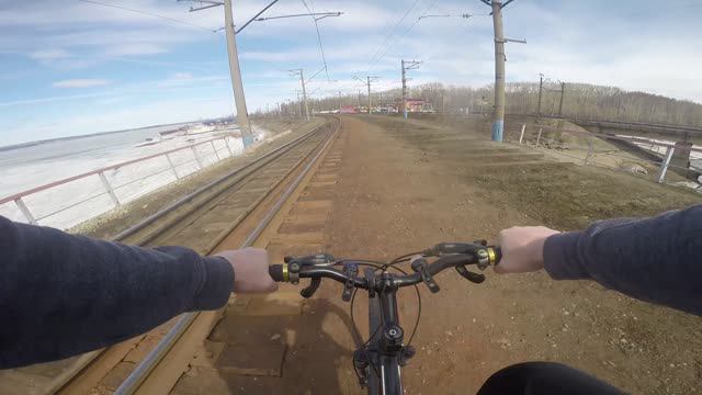 Первый выезд весной на велосипеде. Прогулки на велосипеде по Перми смотреть онлайн