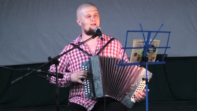 На все голоса один спел парень! Во даёт! МЕЖ КРУТЫХ БЕРЕЖКОВ смотреть онлайн
