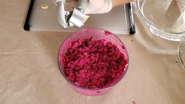 СВЕКОЛЬНЫЙ САЛАТ С ОРЕХАМИ В АВОКАДО смотреть онлайн