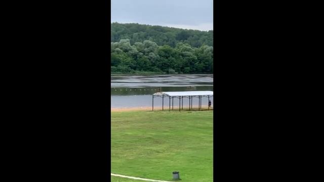 Из-за лившей в Калуге в Бунырево Ока затопила пляж смотреть онлайн