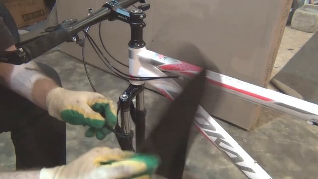 Сборка нового велосипеда из коробки DKALN смотреть онлайн