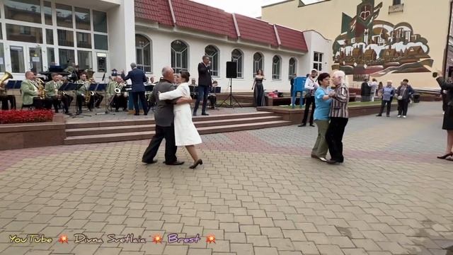 HD. Белокурые девушки, белая сирень и Андрей Кунцевич! Dancing. Blond girls and white lilac! смотреть онлайн