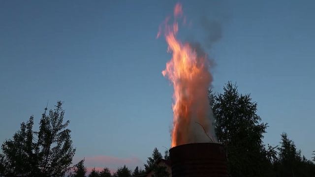Начал заготавливать дрова и устал. Свечка из бочки. Пристройка к бане затянулась... смотреть онлайн