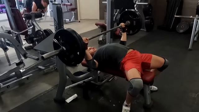 Жим соревновательный эксцентрический, вниз на 6 счетов, вверх быстро 4x105 смотреть онлайн