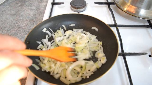 Жареная яичница с луком на завтрак. Божественная яишенка/ Fried eggs with onions for Breakfast смотреть онлайн