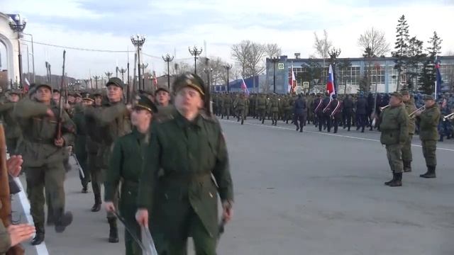 Первая репетиция парадных расчетов Южно-Сахалинского гарнизона к параду Победы смотреть онлайн