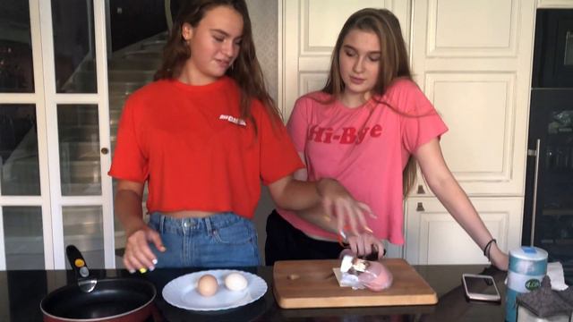 Василиса не понимает, что происходит. Кукинг. Рецепт Омлета смотреть онлайн