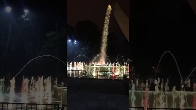 Поющий фонтан в парке города Южно-Сахалинск, Сахалин. смотреть онлайн
