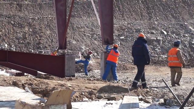 Монтаж укрупненного блока стоек рам навеса