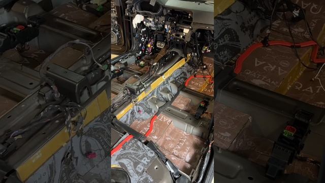 Разобрали салон Audi Q5, проверили штатную шумоизоляцию и немного доработали ее смотреть онлайн