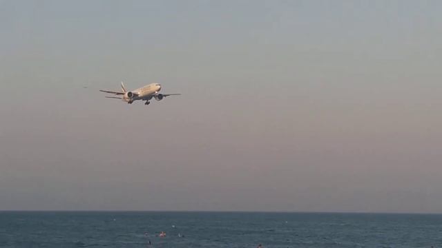 Emirates Boeing 777 landing at Larnaca International Airport (LCLK, LCA) смотреть онлайн