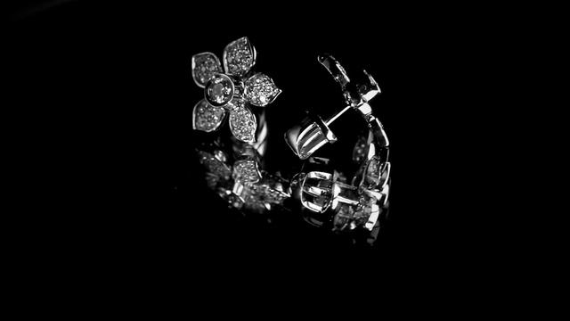 Серьги-пуссеты из белого золота с бриллиантами 0,6 карат (сертификат МГЦ) смотреть онлайн