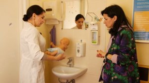 Как правильно подмывать новорождённых девочек и мальчиков. ЭТО ПРОСТО! Даже в маленькой раковине.