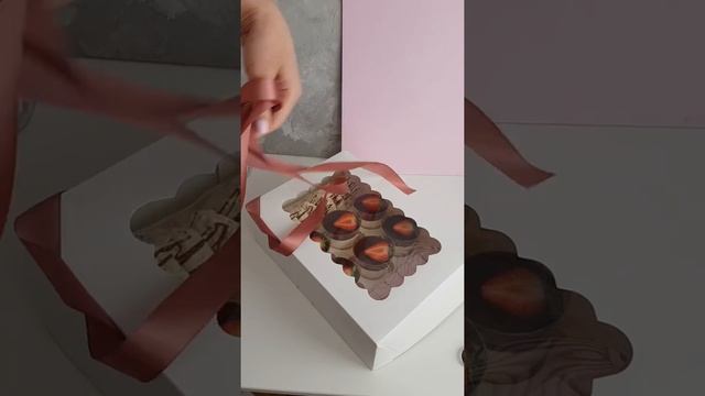 Как перевязать коробку с тортом атласной лентой смотреть онлайн