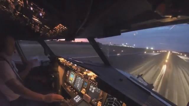 Взлет самолета, вид из кабины смотреть онлайн