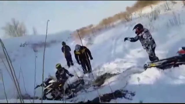 Прикольное спасение снегохода смотреть онлайн