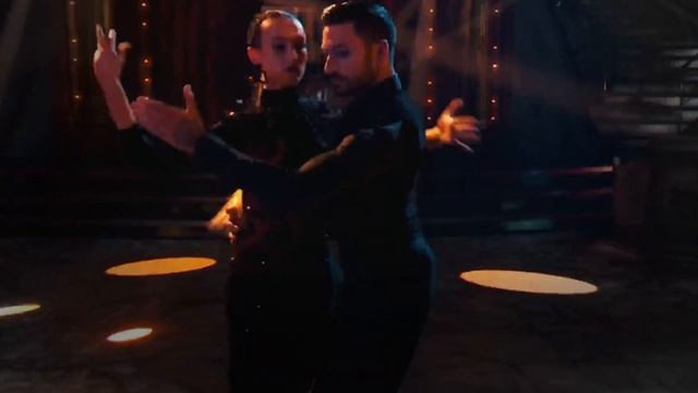 Rose Ayling-Ellis and Giovanni Pernice dance to Dancing Queen смотреть онлайн