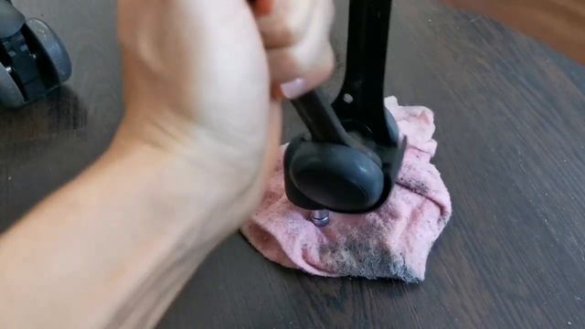 Как почистить колёсики офисного кресла смотреть онлайн