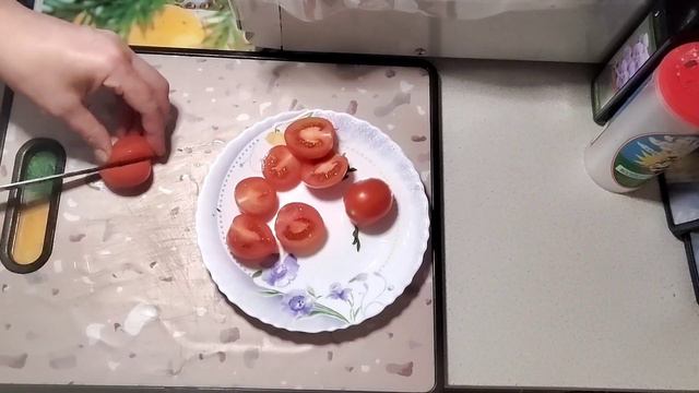 Вкусный завтрак из лаваша с тунцом,помидорами и двумя видами сыра.Обязательно ли нужно завтракать? смотреть онлайн