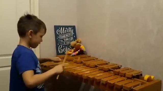 Мальчик на девятке, ксилофон, исполняет Ситников Дима, 6 лет. смотреть онлайн