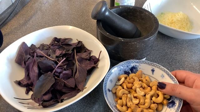 СОУС ПЕСТО, РЕЦЕПТ ВКУСНОГО СОУСА из базилика, орешков и сыра. Как приготовить без труда! смотреть онлайн