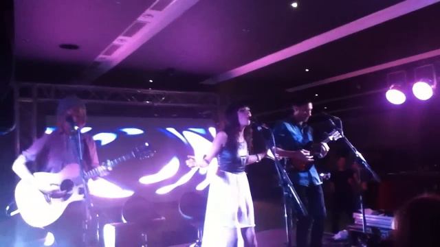 Carly Rae Jespen Call Me Maybe acoustic at New Look смотреть онлайн