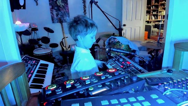 Cool Bass TV breaking into ￼ i’m a vocoder TV, breaking into I am a numun ￼ onion TV, breaking смотреть онлайн
