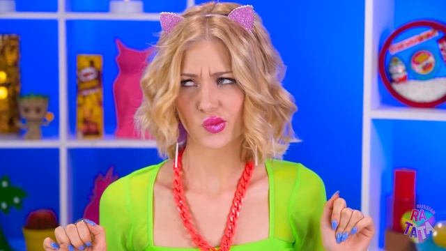 УКРАШЕНИЕ ТОРТА БЕЗ РУК vs ОДНОЙ РУКОЙ vs ДВУМЯ РУКАМИ ЧЕЛЛЕНДЖ! Радужные сладости от RATATA BOOM смотреть онлайн