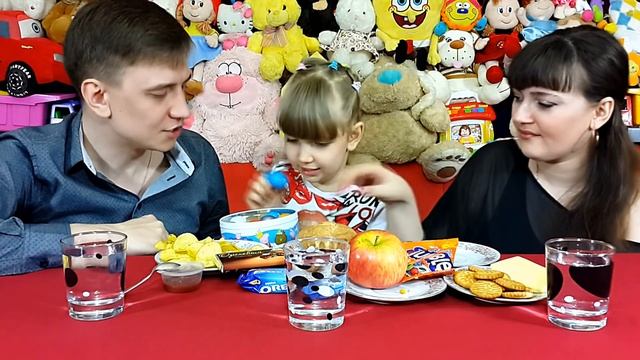 ПОПРОБУЙ НЕ ЗАПИВАТЬ! ЧЕЛЛЕНДЖ: ШОПКИНС против обычной еды. Shopkins Challenge #7 смотреть онлайн