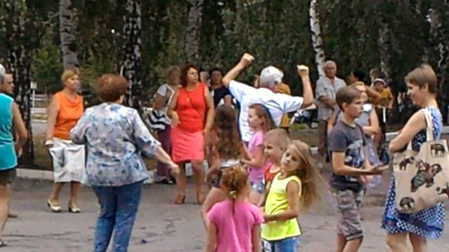 Пенсионер зажигает. Супер танец смотреть онлайн
