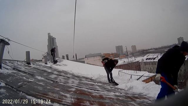 чистить крышу от снега 2 часть смотреть онлайн