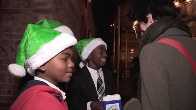 PARIS | 🎄 🎁 Tournée des Pères Noel verts - PARIS Bretagne Télé смотреть онлайн