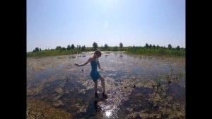 МОДЕЛЬ КУПАЕТСЯ В БОЛОТЕ