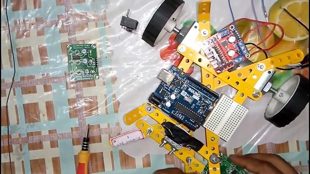 How to make a line follower robot using arduino uno.... смотреть онлайн