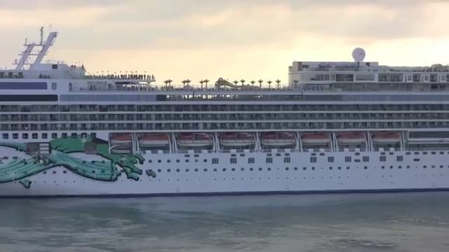 The Port of Livorno, Italy - 3rd August, 2010 смотреть онлайн