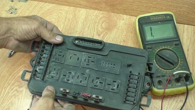 Ремонт блока предохранителей. Общий принцип и очень подробно. Автоэлектрик показывает и объясняет смотреть онлайн