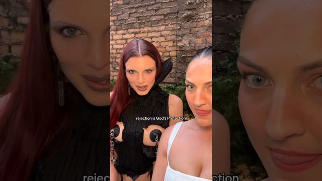 JULIA FOX INTERVIEW | makeup trends, mermaid core, fashion, something you said last night in TORONT смотреть онлайн