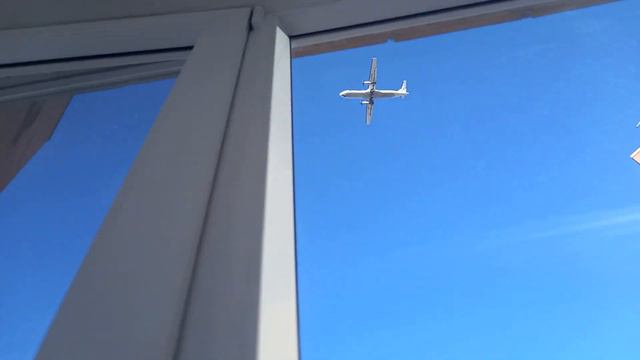 ATR 72-500 UTair Тюмень-Омск садится днём над центром города Омска. смотреть онлайн