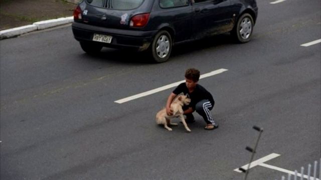 11 летний мальчик выбежал на проезжую часть… Окружающие ахнули, когда увидели причину смотреть онлайн
