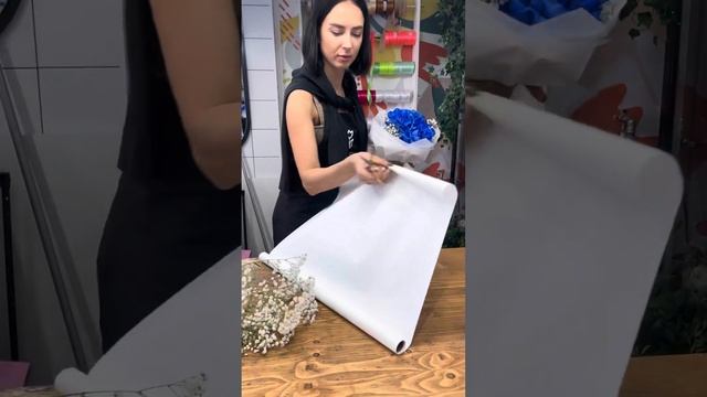 Как собрать букет из синих роз на 1 сентября ?#1сентября #короткиевидео #rose #roseflower